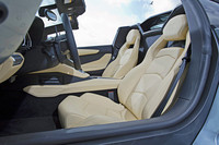 シートをはじめ、インテリアの主要メンバーはクーペと変わらない。オープンボディーでも、跳ね上げ式ドアが採用される。