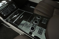 後席のセンターコンソール。エアコンなどの操作が可能。