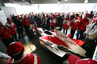 
	ピット見学では、トヨタF1の高橋敬三技術コーディネーション担当ディレクターがF1について解説する場面も。
	 