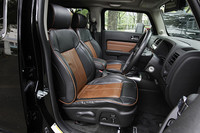 シートは、べース車はクロス表皮・手動調整式。その他のモデルはレザー表皮・パワーシートとなる。