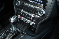 イグニッションボタンの横に一列に並べられたトグルスイッチ。スロットルレスポンスやパワーステアリングのアシスト量、6段ATの制御などを調整できる。
    