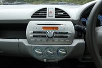 
    エアコンには、アイドリングストップ中も冷風を送り出せる「エコクール」機能を採用。操作パネルの一部には、新たに水色が取り入れられた。
    