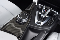 シフトレバーの傍らには、カーナビやエンターテインメントシステム、車両セッティングの操作を行うためのiDriveコントローラー（写真左）が配される。