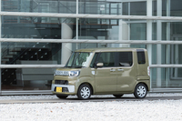     ボディーカラーは全8色で、「フェスタイエロー」「トニコオレンジメタリック」「オフビートカーキメタリック」の3色にはルーフを白で塗り分けたツートンカラーも用意される。写真のテスト車はオフビートカーキのモノトーン。
    