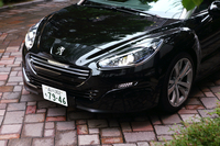 マイナーチェンジ最大のポイントは、フロントマスクの化粧直し。「508」や「208」に見られる“次世代の顔”となっている。歩行者保護のための「アクティブボンネット」も全車標準。
    