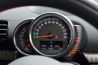 ドライバーの正面にレイアウトされる計器盤。中央の円形メーターは速度計で、左側にエンジン回転計が、右側に燃料計が備わる。