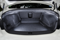 「200GT-t」のトランクルームは、「350GT ハイブリッド」より100リッター大きな、500リッターの容量が確保されている。
    