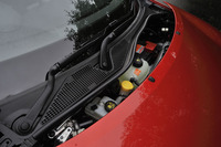 ボンネットは大きく開かず、写真のように、わずかに前方にスライドするのみ。ウォッシャー液などの補充が行える。