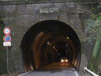 こういうトンネルが一番怖い。大型車がすれ違うのが難しいほど狭く、人が歩く部分はほとんど無い。