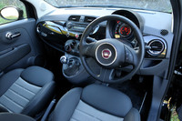 日本で買える「フィアット500」の中で、MT仕様はこちらの「1.2 スポーツ」だけ。センターコンソールから、大きな球形のノブが生える。