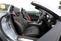 AMG専用デザインのブラックレザーシートには赤いステッチが施される。シートカラーはブラックのほかクリスタルグレーとサハラベージュが選べる。