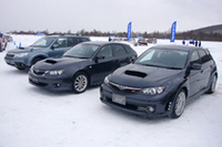 試乗会場は凍結した湖。気温が上がった前日は、水没事故（！）が発生したという。