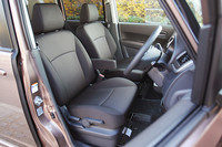 運転席のみアームレストが装着される。シートリフター、チルトステアリングは備わるが、テレスコピック機能は付かない。