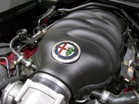 8C：4.7リッターV8+6段MT（2ペダル式）