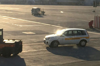 夕暮れのフランクフルト・アム・マイン空港で。ルフトハンザ・ドイツ航空のロゴが入った「フォード・フュージョン」。