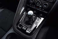 6段MTのシフトレバー。その手前には、走行モードの選択スイッチや、電気式パーキングブレーキのスイッチがレイアウトされる。