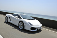 100km/h巡航時のエンジン回転数は6速で2500rpm。このくらいだと実に平和なハイウェイクルーザー。カタログ記載の最高速は325km/h、0-100km/h加速は3.7秒と、元スーパーカー小僧をくすぐる。