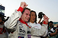 
	DoCoMo TEAM DANDELION RACINGの村岡潔チーム代表とチャンピオン獲得を喜ぶライアン。
	 