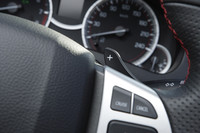 CVT仕様にはステアリングホイールにシフトパドルが付く。7段マニュアルモードを採用する。