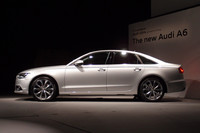 サイドビュー。上下2本のラインがスポーティなキャラクターを印象づける。