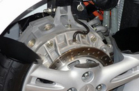 
	インホイールモーターで後輪を駆動する「コルトEV」（写真上）と、モーターのアップ。最高出力20kW（約27ps）だが、最大トルクは600Nm（61.2kgm）に達するという。航続距離は、現在150km。
	 