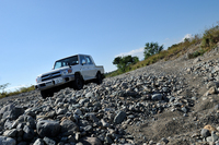 265/70R16サイズのタイヤを収めるためにオーバーフェンダーを装着する「バン」に対し、ナローボディーの「ピックアップ」は10cm全幅が細い。