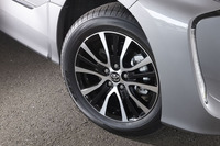 ツートンカラー仕様の「エスティマ」には、ブラック塗装を施した切削光輝17インチアルミホイールが組み合わされる。