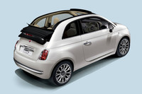 東京・青山のフィアット・カフェ（オフィシャルサイト）でも、7月4日から予約受付が開始される。また、2009年6月28日から8月31日まで、鎌倉・由比ヶ浜海水浴場にオープンしているビーチハウス「フィアット・カフェ＠由比ヶ浜ビーチ」でも、現車の展示と予約受付を行っている。