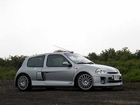 クリオV6の市販モデルは、TWRのウッデヴァラ工場でアセンブリーされる。
    
    