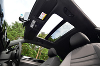 開放感を演出したいなら、電動パノラマスライディングルーフ（オプション）を選ぶことも可能。