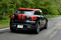 駆動方式は4WD。走行状態により、最大50%のトルクを後輪に振り分ける。
    