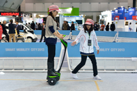 トヨタの「Winglet」。体重移動で前後左右に操作する。帽子はクッション入りで、転倒に備えたもの。