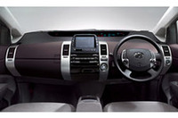 「ラウム」から採用された楕円ステアリングホイールには、各種スイッチが集約される。