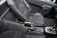 電磁式のトランクフードオープナーはセンターコンソールボックス内に備わる。