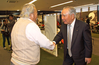 「エンスー ヒストリック ツアー」でスズキの歴史館を訪れた際のショット。スズキの鈴木修会長兼社長（写真右）と。
    