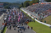 レース前のホームストレート。今年の菅生大会には、2万8000人のファンが詰めかけた。