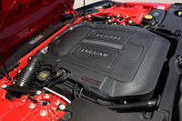 エンジンは340psと380psの3リッターV6スーパーチャージャーと、495psのV8スーパーチャージャーの3種類。日本には340psのV6と495psのV8が導入される。
    