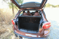 ラゲッジスペースの容量は後席を起こした状態で330リッター。後席は分割可倒式。（クリックするとシートの倒れる様子が見られます）