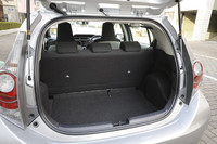 グレードで荷室の容量に違いはないが、写真の「L」のみ後席の背もたれが一枚板になる。「S」と「G」は、6：4の分割可倒式。