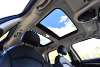 電動ガラスサンルーフは18万5000円のオプション。