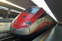 イタリアの特急車両、フレッチャロッサ。フィレンツェ駅で。