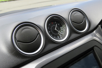 ダッシュボードの中央部には、エアコンの吹き出し口と並んでアナログ式の時計が装備される。