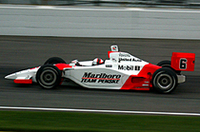 2度CARTチャンピオンに輝いた経歴の持ち主、ジル・ド・フェランは、200周（約800km）の長丁場の169周目、チームメイトでインディ500連勝中のエリオ・カストロネベスを抜き、そのままトップでゴールした。ちなみに両者はブラジル人