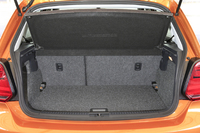 「クロスポロ」のラゲッジルーム。後席は6：4の分割可倒式。