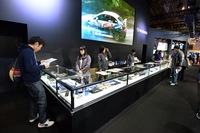 グッズ販売コーナーでは、ファッションアイテムからパーツまでのさまざまな商品が販売される。