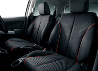 「デミオ13-SKYACTIV シューティングスター スポルト」のシート。
    