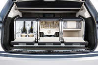 トゥールビヨンのクロックと並んで個性的なのがこのピクニックハンパー。3ピース構造（写真の配列では、左からボトルクーラー、カトラリーセット、多目的収納）になっており、ラゲッジスペースの幅にぴったり収まるように作られている。