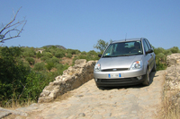 レンタカーの5代目「フィエスタ」でサルデーニャ島を行く筆者。2003年。