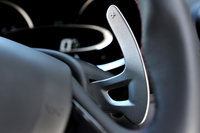 トランスミッションは、6段ATのみ。シフトパドルは「日産GT-R」ゆずりのチタン製パーツがおごられる。