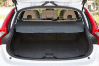 ラゲッジスペースは、3分割式の後席や助手席を前方に倒すことで、容量を拡大できる。（写真をクリックするとシートの倒れるさまが見られます）
    